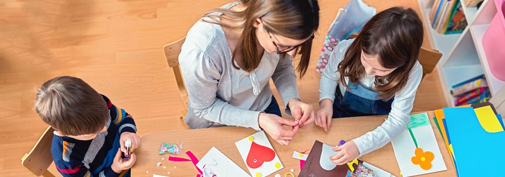 travaux manuels dans une classe : découpage et collage