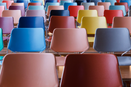 Chaises identiques ou chaises dépareillées, que choisir ?