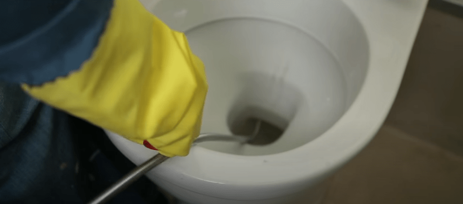 Déboucher les WC avec un flexible