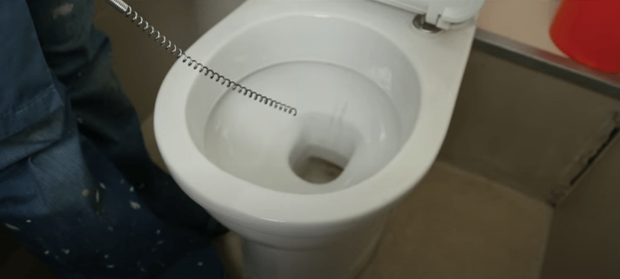 Déboucher les WC avec un furet