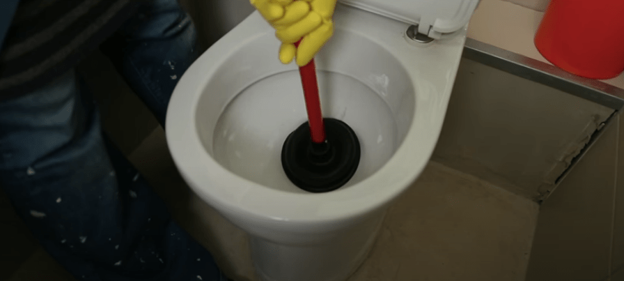 Déboucher les WC avec une ventouse