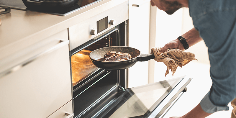 cuisinel Poêle en fonte assaisonnée avec couvercle ustensiles de cuisson allant au four et support résistant à la chaleur 8 pouces Noir