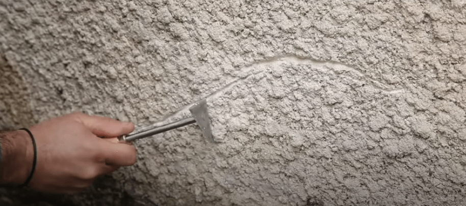 Comment réparer une fissure active sur un mur extérieur en crépi