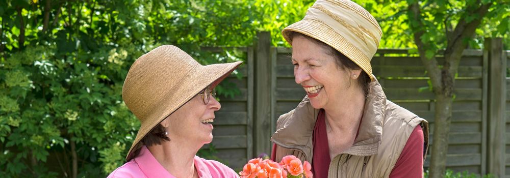 deux femmes souriantes dans le jardin