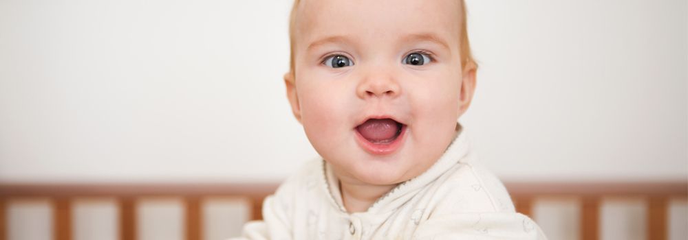 bébé souriant au photographe