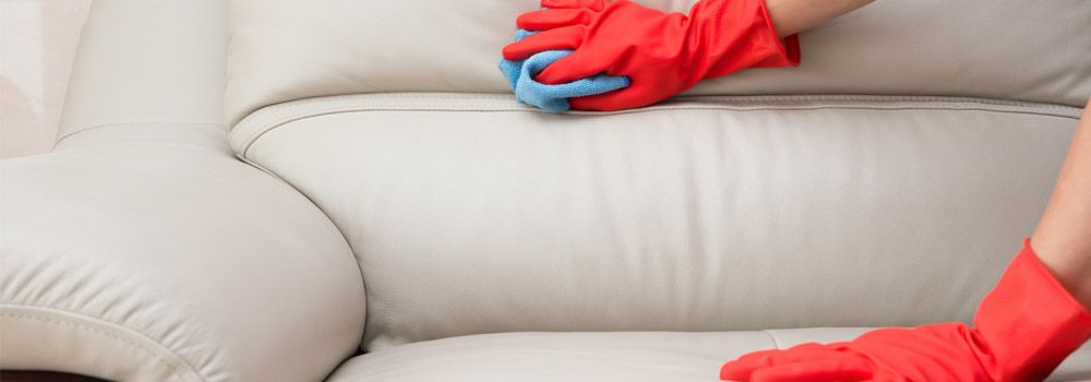 Comment nettoyer un canapé en microfibre en 5 points