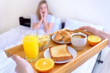 Beau Petit-déjeuner Confortable Au Lit Intérieur De La Chambre à