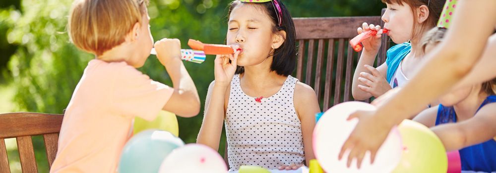 enfants faisant la fête dans le jardin