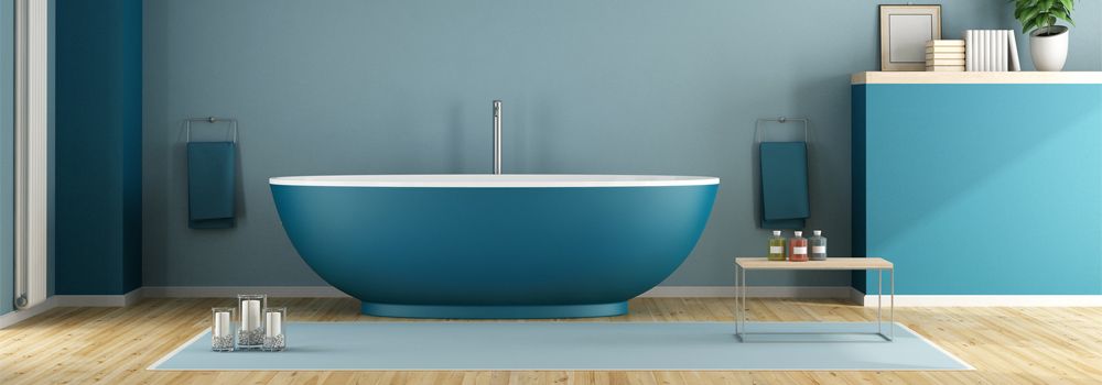 salle de bain avec baignoire bleue