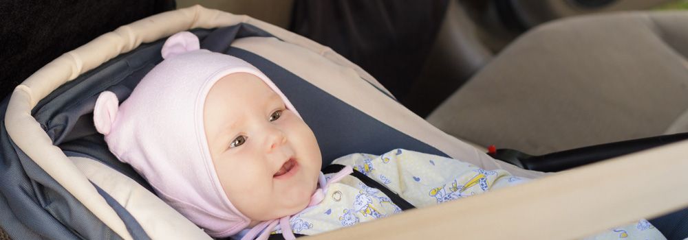 bébé souriant dans son siège auto