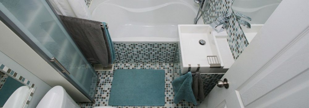 Petite salle de bain avec décor bleu et gris