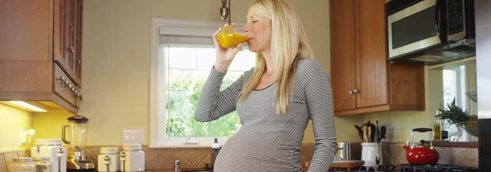 femme enceinte buvant du jus de fruit