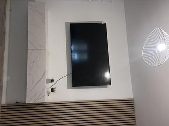 Meuble TV Suspendu ELIO 180 Cm – 2 Portes Abattantes Blanc Et Bois – Pour Écran Jusqu’à 70 Pouces – Gain De Place Et Rangement