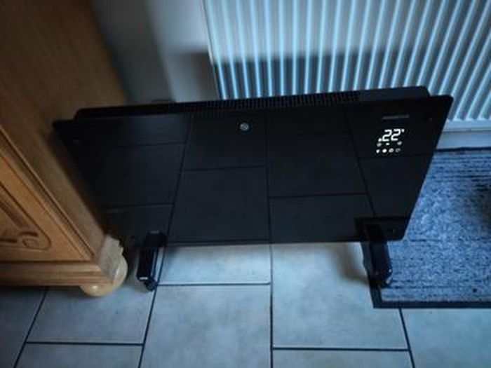 Aigostar Radiateur Electrique à Panneau de verre ultra fin, 1000/2000W. Connexion Wi-Fi, Alexa, Minuterie 24h, 3 Modes, Écran Tactile LED. Programmable. Fixation Murale ou sur pied - Helen Smart Blanc