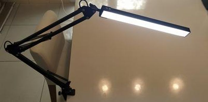 Lixada 10W Protection des Yeux LED Pince Clip Table Lumineuse Bureau Lampe  de Lecture 10 Niveaux de Luminosité Réglable 3 Couleurs d'Eclairage Alimenté  par USB Flexible Portable Dimmable 36 LED 