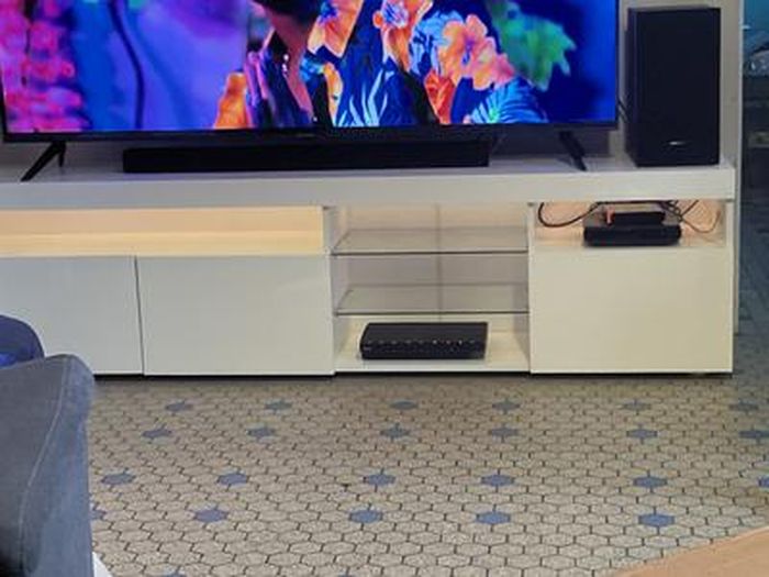 Meuble TV Moderne Blanc Avec Portes, étagères En Verre Et Lumières LED – Rangement Salon Ou Chambre 197 Cm - 2