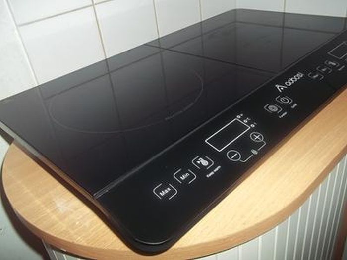 Plaque Induction Portable Aobosi 2000W – Ultra Fine, Booster, 10 Niveaux Puissance/Température, Minuterie 4H, Sécurité Enfant – Camping & Cuisine