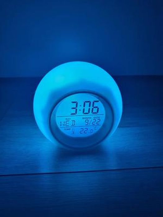 Horloge Réveil Enfant Avec Veilleuse RGB Et 7 Alarmes Mignonnes – Couleurs Changeantes