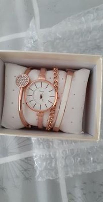 Coffret Cadeau Montre Fille Jeune Ado - Bracelet Femme + Montre à quartz -  Cadeau Fête Anniversaire Noël , Tendance-Chic-Classique - Achat/vente  montre Mixte Adulte-Enfant Rose Acier Neuf - Cdiscount