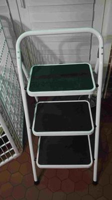 Gt Market – Escabeau pliable 3 marches en aluminium – Charge max 150 kg – Dimensions déplié 53 x 40 x 58 cm – Pieds antidérapants en caoutchouc