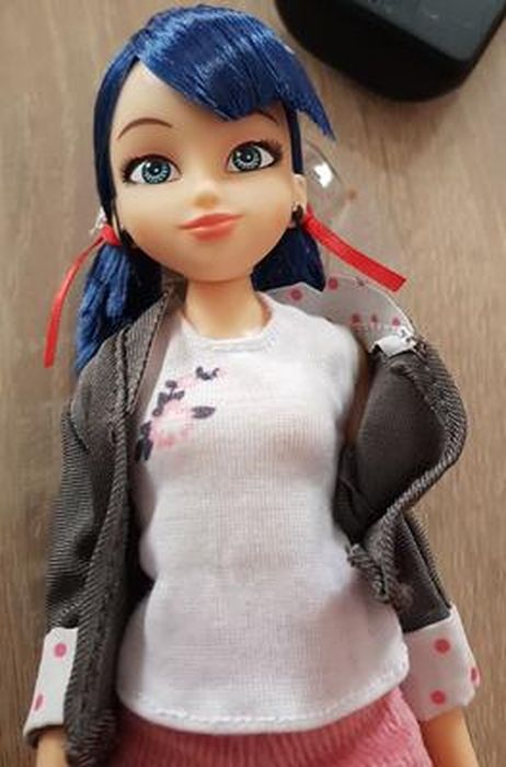 Bandai Marinette 26 cm Poupée mannequin avec Kwami | Figurine de super-héros coccinelle