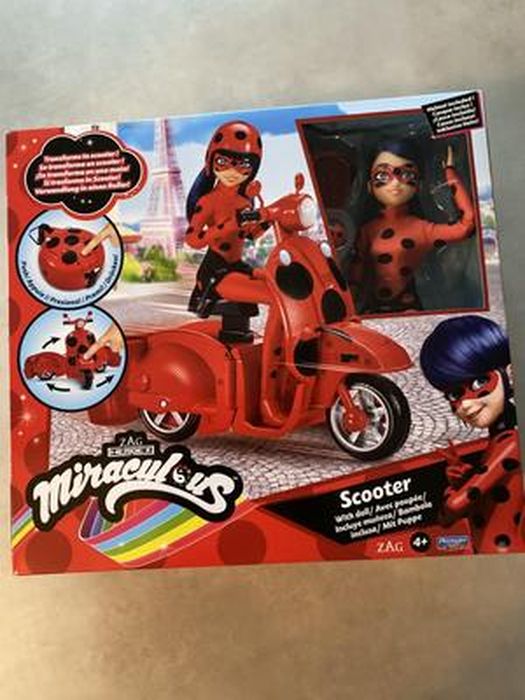 Bandai - Miraculous Ladybug - Ladybug et Son Scooter - véhicule - 39880 :  : Jeux et Jouets