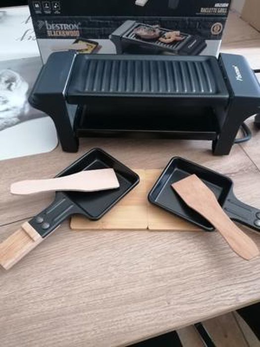 Bestron Appareil a raclette, Mini Grill pour 1 à 2 personnes, avec 2  poêlons et 2 spatules, avec revêtement antiadhésif, 350 Watts, couleur:  noir/bois : : Cuisine et Maison