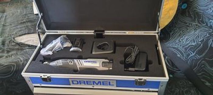 DREMEL® 8220 12v 2A Coffret en acier 65 accessoires livraison gratuite