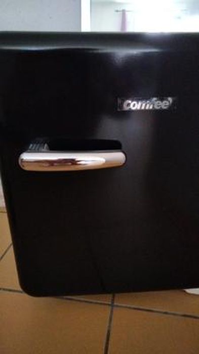 Refrigerateur bar Comfee Mini Réfrigérateur Rétro RCD50DK1RT - 47L