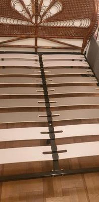 Sommier à Lattes 140x190 Cm Avec Pieds - Cadre Métal Renforcé, Lattes En Peuplier - Réglable, Support 300 Kg
