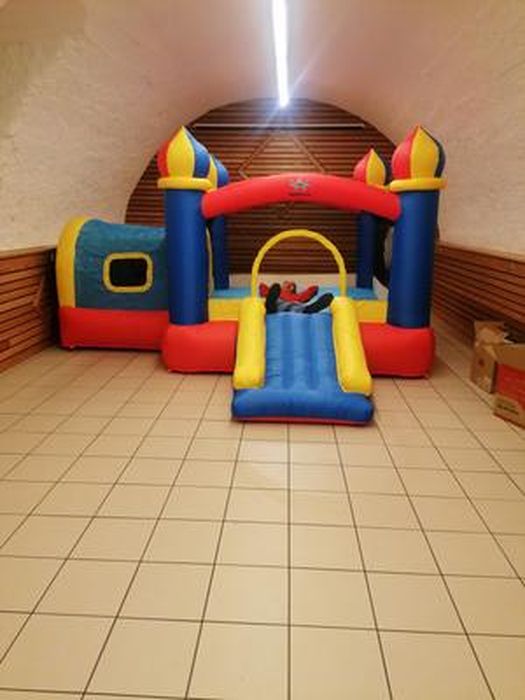 DREAMADE Château Gonflable Géant – Toboggan, Piscine, Trampoline & Panier De Basket – 400x310x192 Cm – Pour 3 Enfants (3-12 Ans, 90kg Max) – Intérieur/Extérieur – Gonfleur 450W Inclus