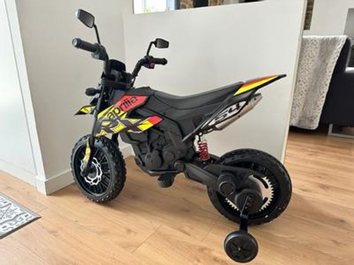 DREAMADE Moto Électrique pour Enfants avec Pédale, à Pousser, Siège Confortable, Port USB/AUX, 3 Roues, Vitesse 3 KM/H, Charge Max 30 KG, pour 3-8 Ans (Rouge