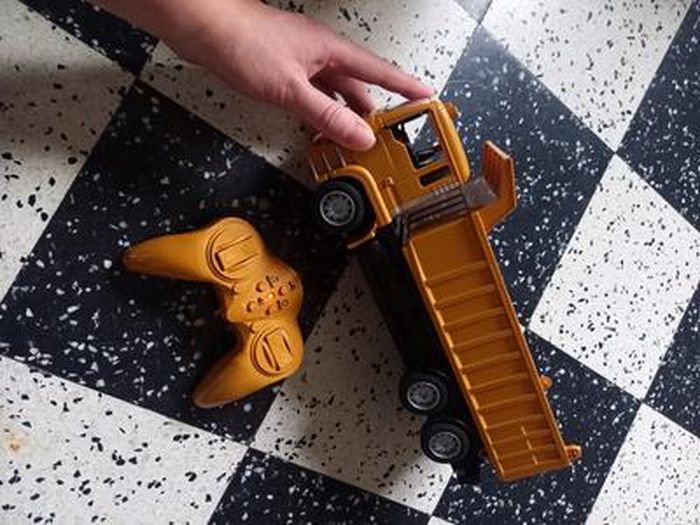 Camion-Benne Télécommandé 2,4 GHz Avec Lumière Et Son – Véhicule De Construction RC Pour Enfants De 3 Ans Et Plus – Cadeau Anniversaire Noël