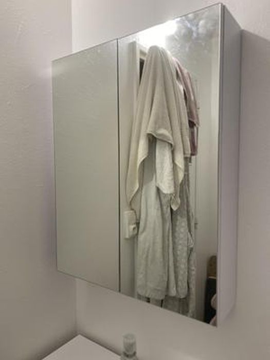 HOMCOM Armoire avec miroir en bois rangement salle de bain fermeture porte  tampon MDF blanc pas cher 