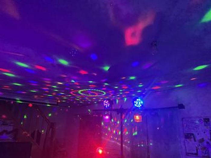PARTY LIGHT - Pack light DJ 6 jeux de lumière compacts et puissants + 1  Portique robuste - PA SONO MIX LED idéal soirée anniversaire mariage - Bar  club disco : : Instruments de musique et Sono