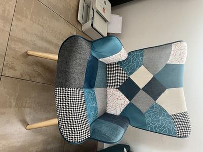 Fauteuil Scandinave Ivar Avec Repose-Pieds - Tissu Patchwork Velours Bleu - Design Confortable Et Élégant