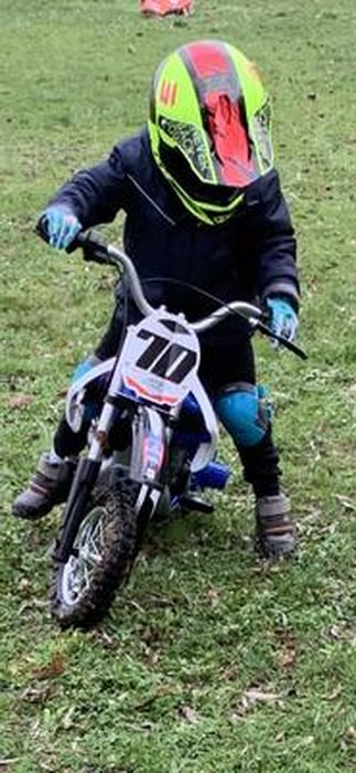 INJUSA – Moto Cross Blue Fighter 24 V per bambini +6 anni con ruote gonfiabili Cerchi in metallo velocità progressiva sul pugno e freno a tamburo