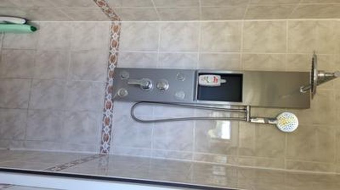 Yalsfowe Panneau De Douche Noir, Système De Douche Avec Support De Rangement, Ensemble De Robinet De Douche SPA Jet De Massage Colonne De Douche