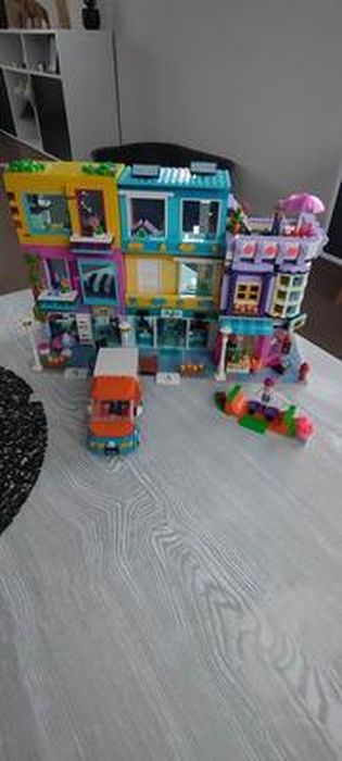 LEGO 41704 Friends L'Immeuble de La Grand-Rue: Maison de Poupée, Jouet à  Construire avec Café et Salon de Coiffure, Heartlake City, Inclut 7  Mini-Poupées, Garçons, Filles, Enfants : : Jeux et Jouets