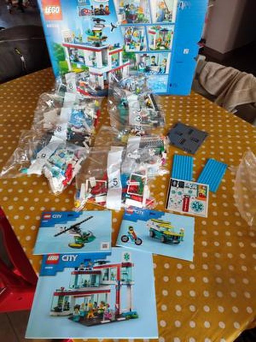 LEGO® 60330 City L'Hôpital, Set de Construction, Jouet Camion d'Ambulance,  Hélicoptère et 12 Minifigures pour Enfants +7 ans sur marjanemall aux  meilleurs prix au Maroc