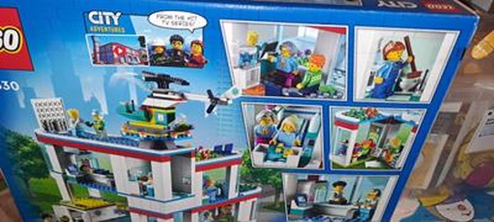LEGO® 60330 City L'Hôpital, Set de Construction, Jouet Camion d'Ambulance,  Hélicoptère et 12 Minifigures pour Enfants +7 ans sur marjanemall aux  meilleurs prix au Maroc
