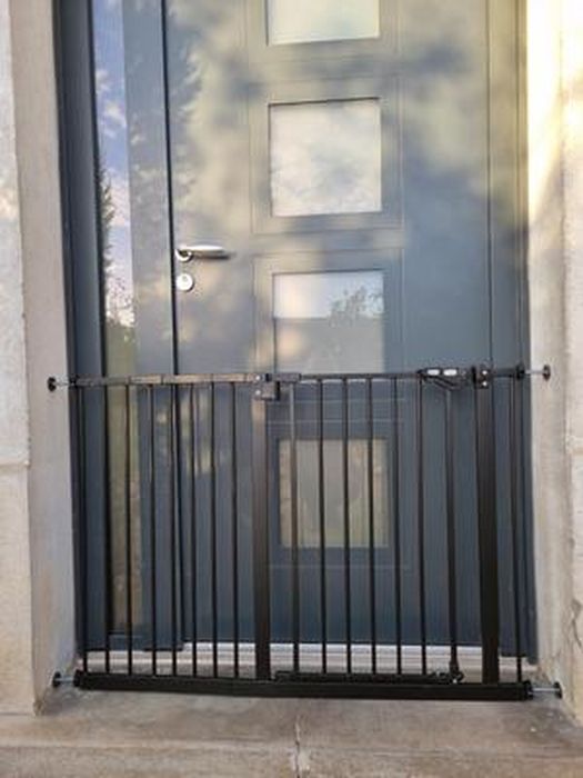 Pawhut - Barrière de sécurité animaux - longueur réglable dim. 75-82 cm -  porte verrouillable, ouverture double sens - sans perçage - acier noir pin