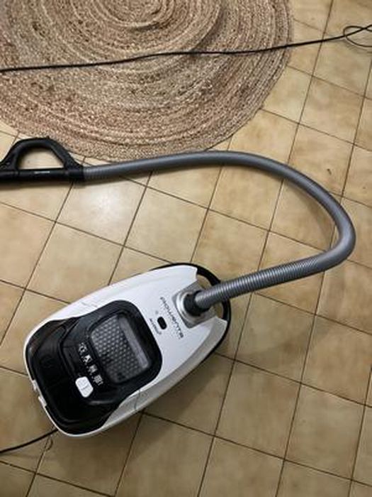 Aspirateur Rowenta Silence Force Effitech - 57 DB - Filtration Allergy+ 99.98% - Sac 4.5L - 12 M Rayon