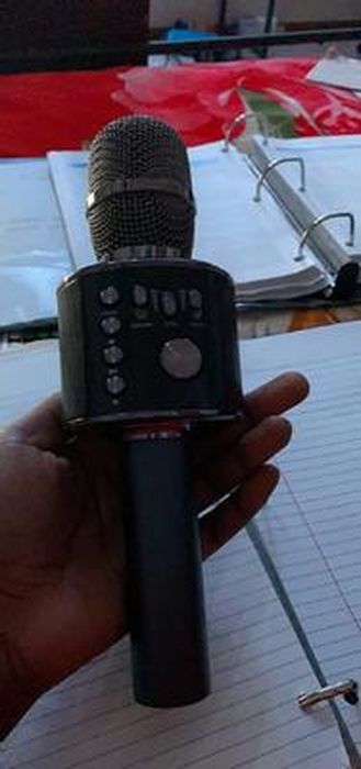 Microphone Karaoké Bluetooth Sans Fil, Micros Sans Fil 4 en 1 Multifonctionnel Avec Lumières LED