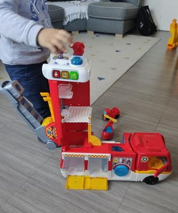 NOUVEAU] Le Super camion caserne de pompiers Tut Tut Copains est 2 en 1 :  l'enfant peut le transformer en camion de pompiers ou en caserne à l'infini  !, By VTech Jouets