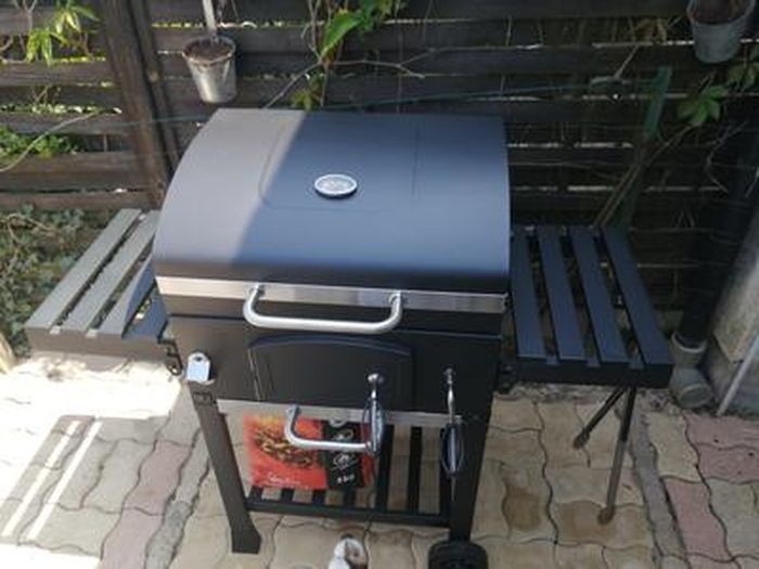 Barbecue Grill charbon de bois noir - Fumoir avec récupérateur de cendres.  aérateurs. bac charbon ajustable et tablettes