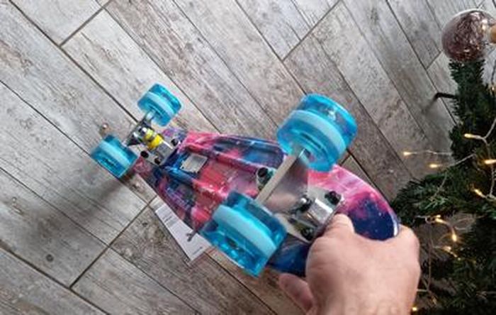 Skateboard planche à roulettes ovale avec lumière led hombuy en bois  d'erable bleu garçons et filles adultes cadeau de noël anniversaire -  Conforama