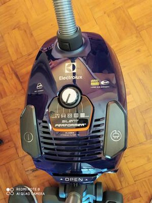 Aspirateur electrolux hotsell silent performer esp74db