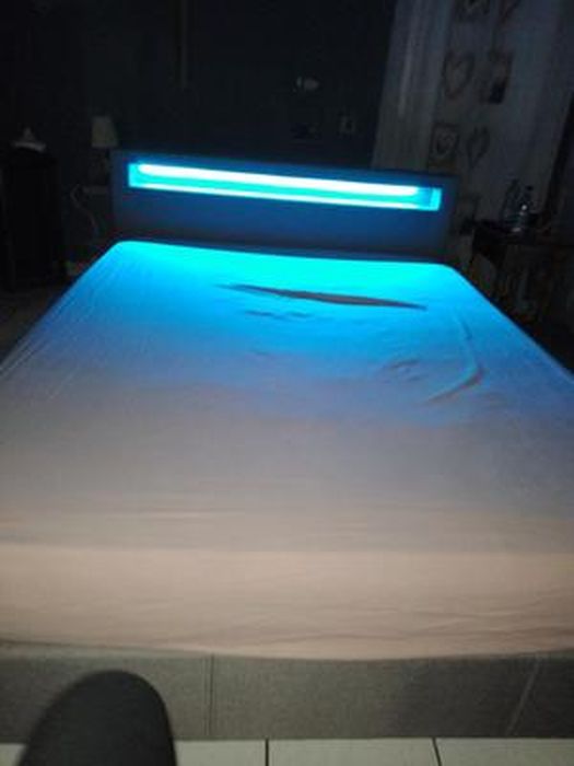 Lit double pour adulte RIOJA avec sommier 140x190 cm 2 places 2 personnes,  tête de lit avec LED intégrées, en tissu gris IDIMEX Pas Cher 