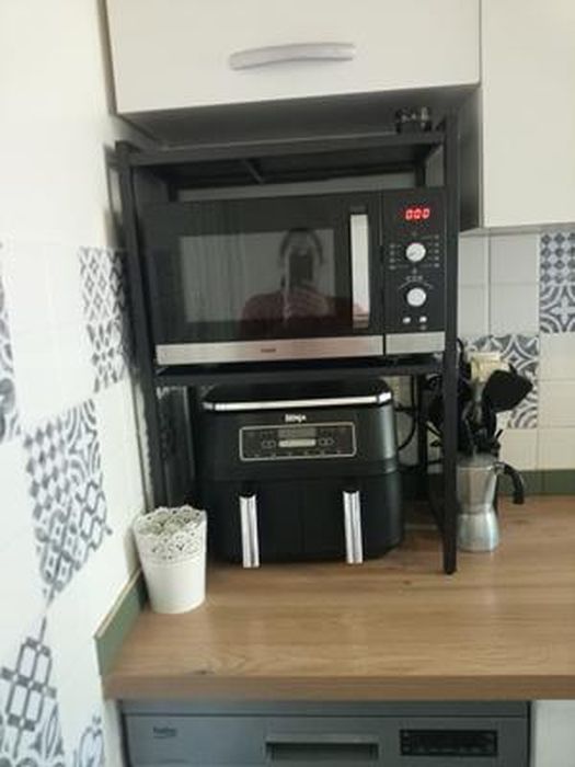 Supfine Étagère à micro-ondes extensible à 2 étages avec 4 crochets de suspension - Support pour micro-ondes avec rangement pour comptoir de cuisine (noir, 40-64 x 36,5 x 45 cm